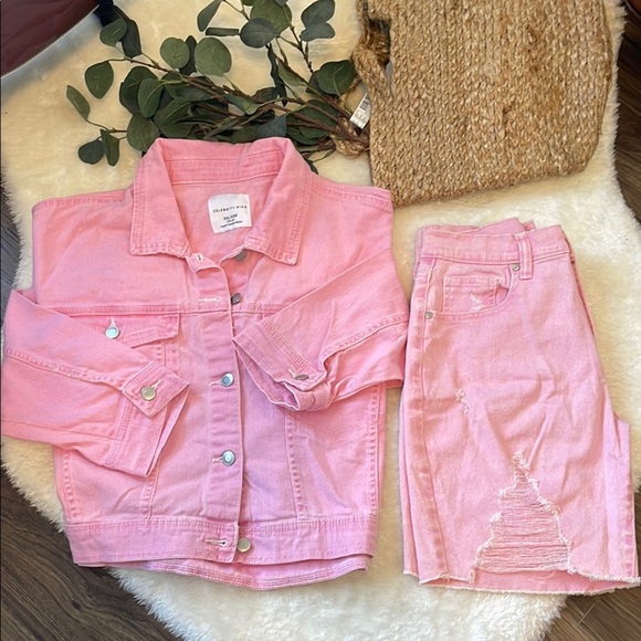 Celebrity Pink Other - Celebrity Pink Juniors Boxy Crop Denim Jacket XXL
-XXG (19-21)